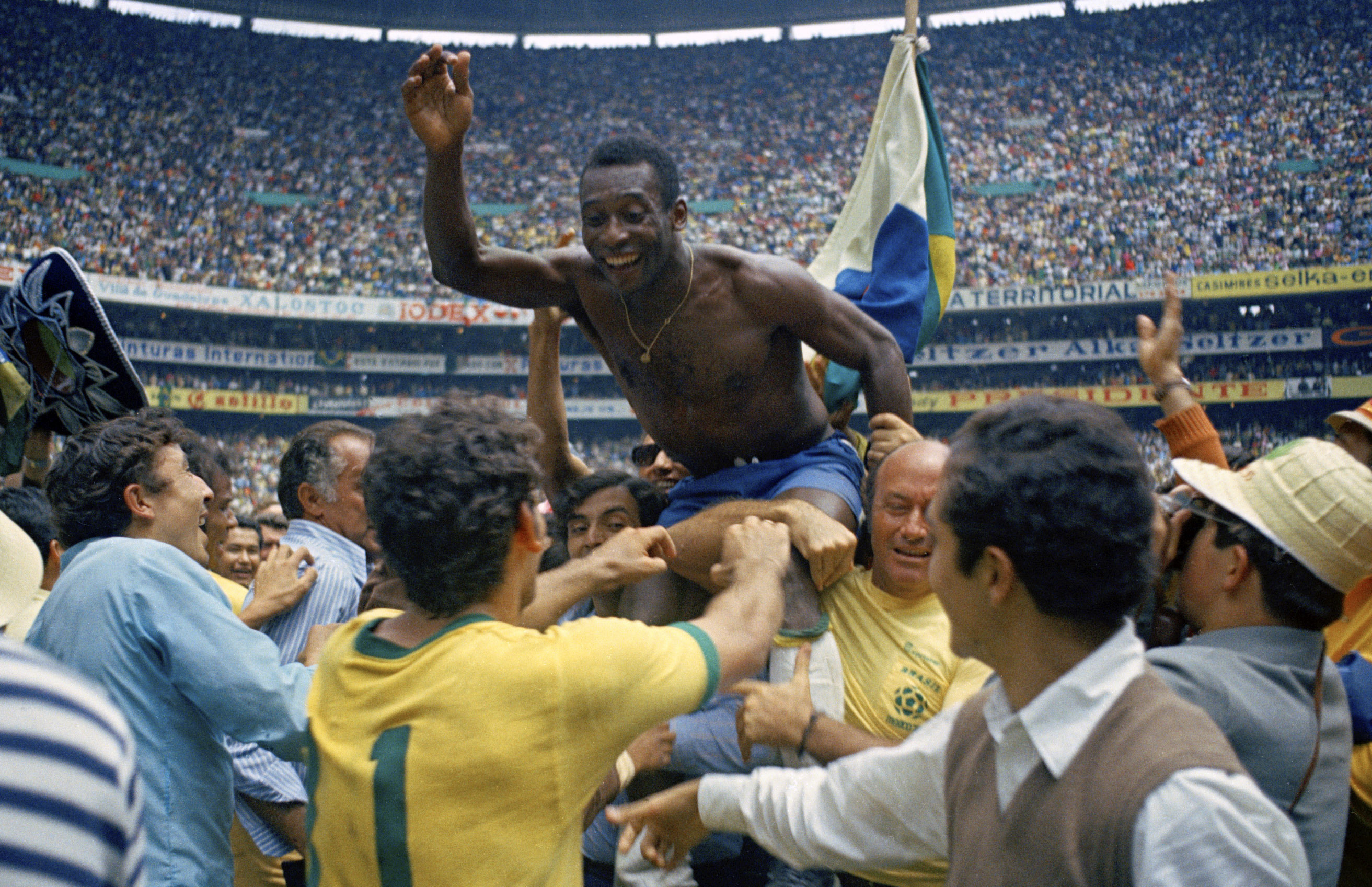 ARCHIVO - Pelé es alzado en hombros tras conquistar con Brasil el Mundial de 1970 en el Estadio Azteca de Ciudad de México, el 21 de junio, venciendo a Italia (AP Foto, archivo)