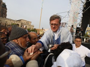 Bajo el lema “Madre, bajo tu mirada buscamos la unidad” miles de peregrinos participan de la misa presidida por el obispo de Buenos Aires, Jorge Ignacio García Cueva en la Catedral de Luján el 6 de octubre de 2024. FOTO Francisco Loureiro