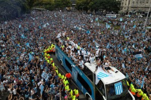 Players of Argentina's Racing, winners of the Copa Sudamericana football tournament, celebrate with their fans at the Obelisk in Buenos Aires on November 24, 2024. The Argentine team was crowned at the La Nueva Olla stadium in Asunción on the eve after decisively defeating Brazil's Cruzeiro 3-1. (Photo by Emiliano Lasalvia / AFP)