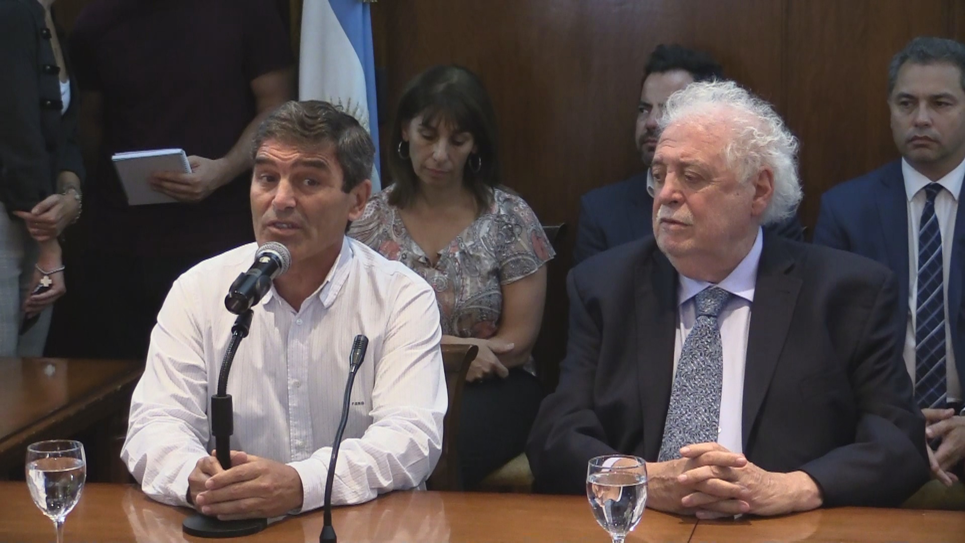 El ministro de Salud argentino, Ginés González García (d) y el ministro de Salud de la ciudad de Buenos Aires, Fernán González Bernaldo de Quirós (i) comparecen durante una rueda de prensa en Buenos Aires (Argentina). EFE/Rodrigo García/Archivo